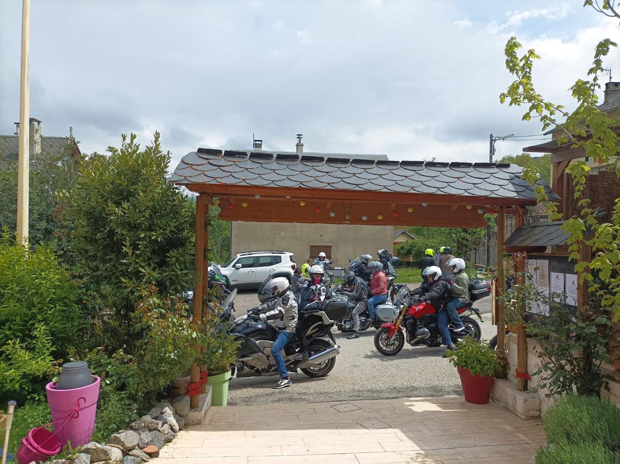 Le Sapin Rouge - Restaurant - Bar - Chambres D'Hotes Artigues (Aude) Exterior foto